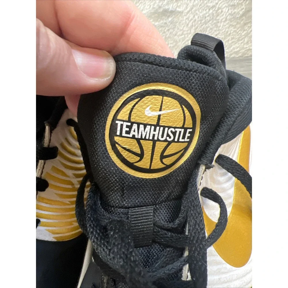 Nike Team Hustle D 9 Kids Basketball Shoes Black‎ Gold White Size 5Y Streetwear